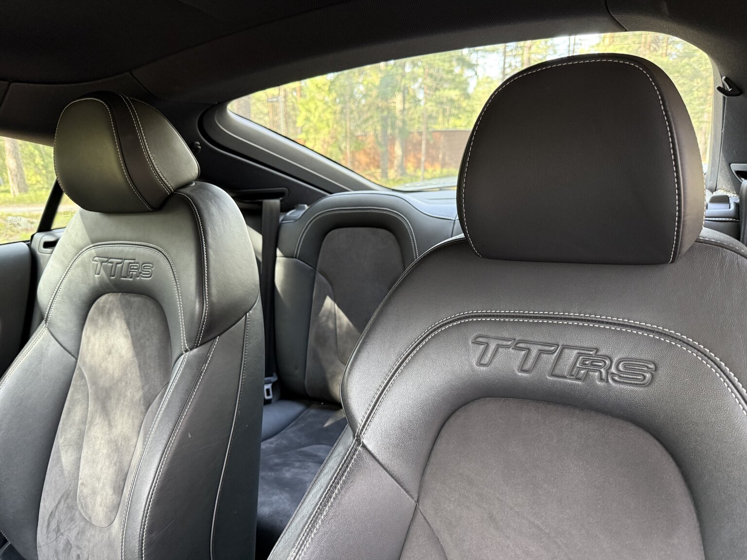 Innenraumfoto von 2011 Audi TT RS Coupé