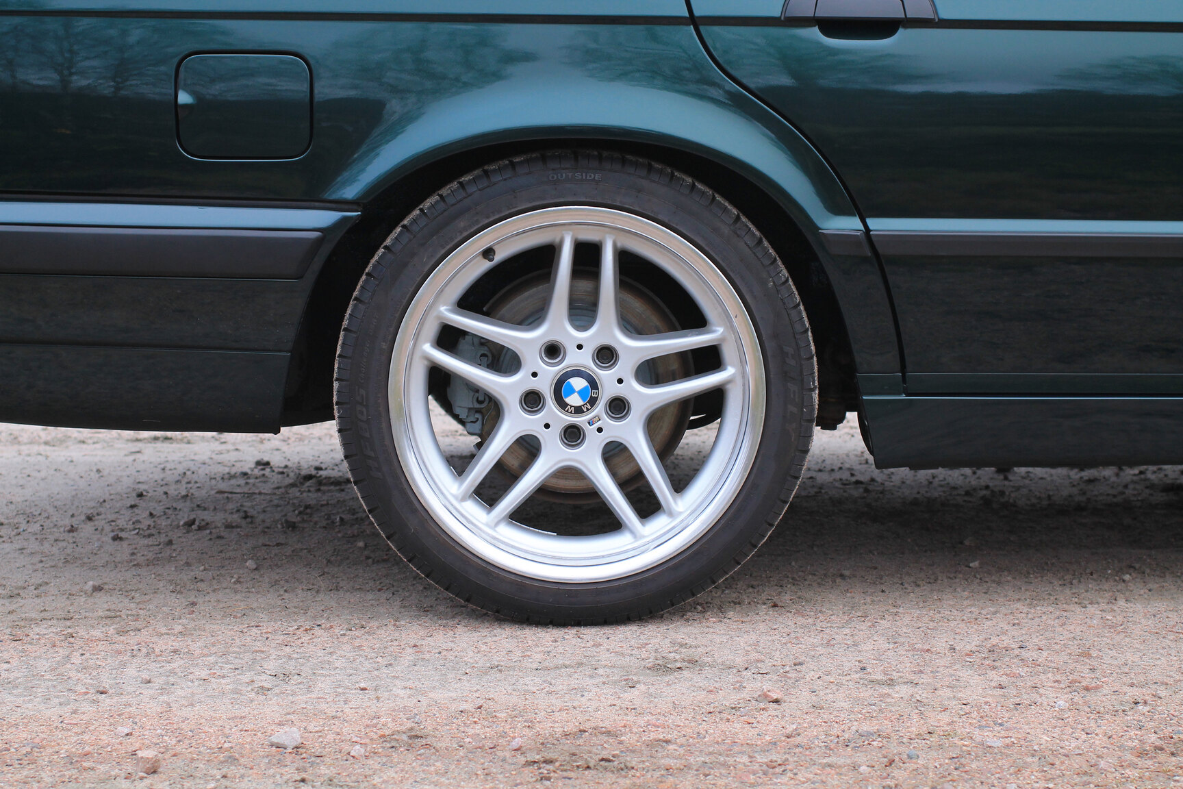 Exterior image of 1996 BMW 520i Touring