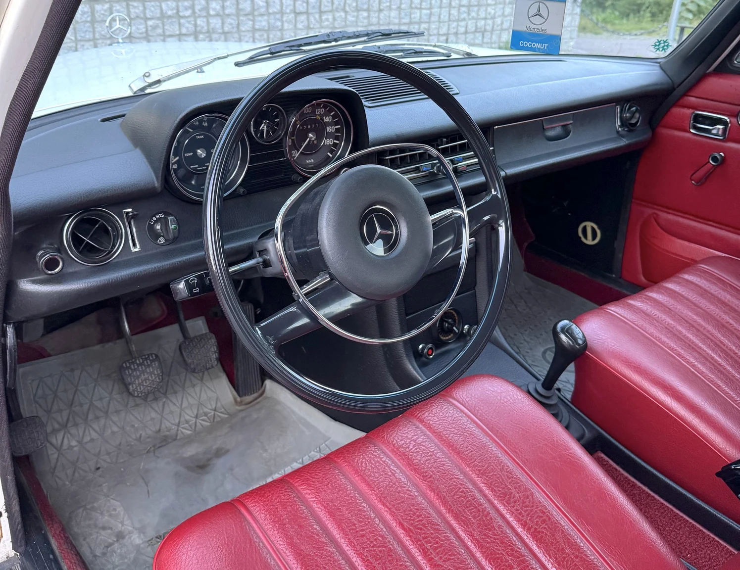 Interior image of 1972 Mercedes-Benz 200 (1)
