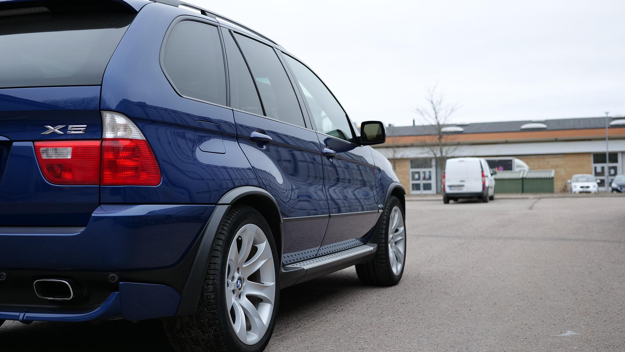 Exterior image of 2005 BMW X5 4,8IS (12)