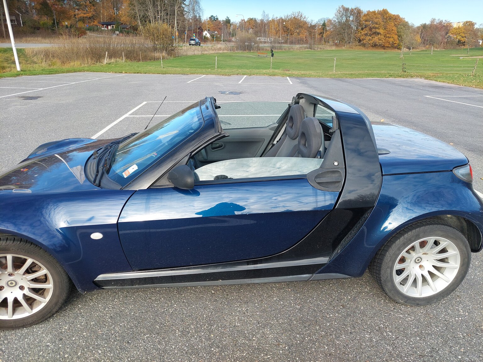 Exterior image of 2004 Smart Roadster