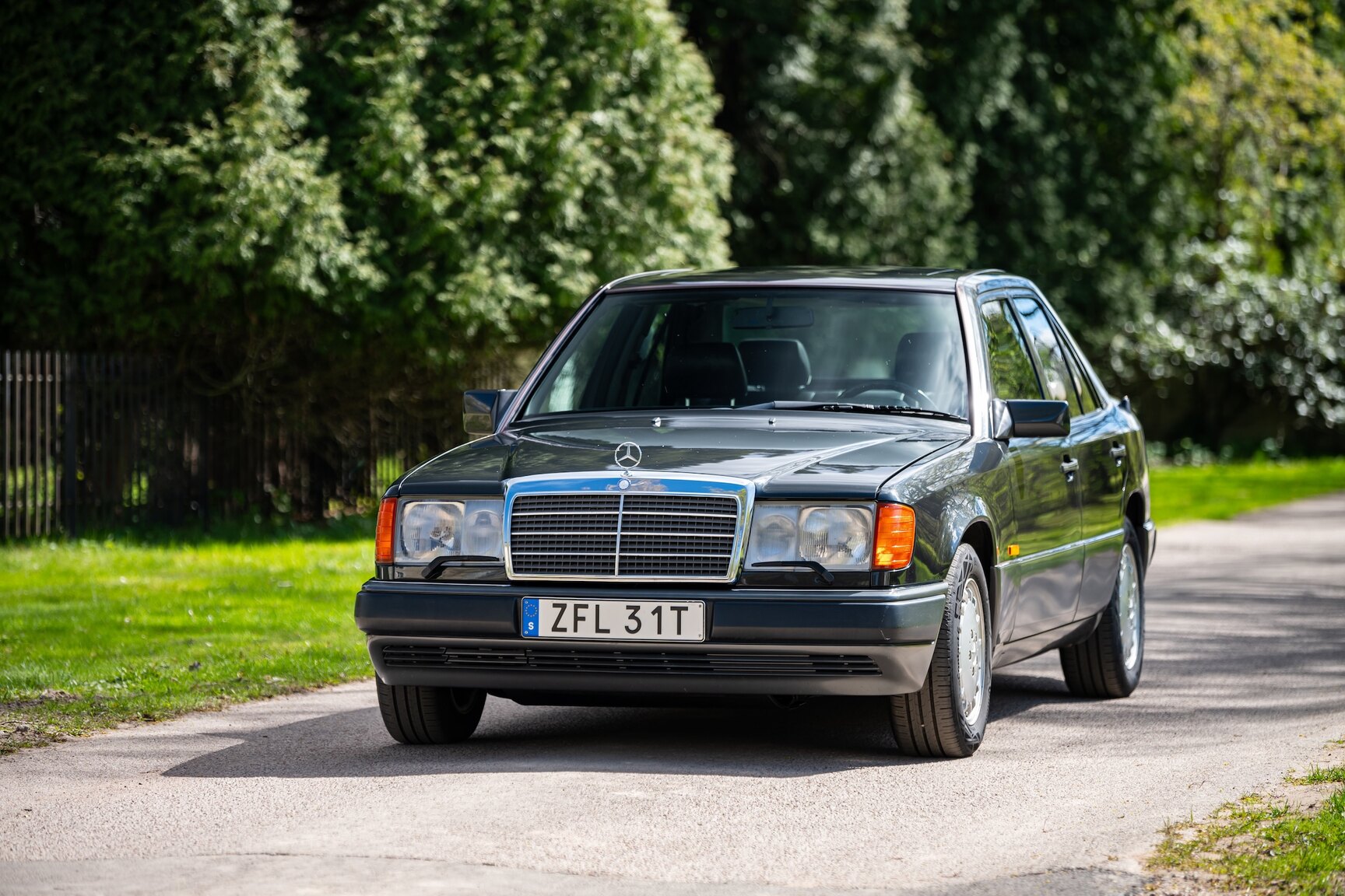 Exterior image of 1993 Mercedes-Benz 400 E