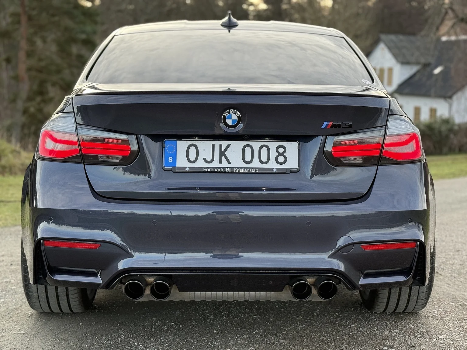 Exteriörbild på 2017 BMW M3 Competition 30 Jahre (19)