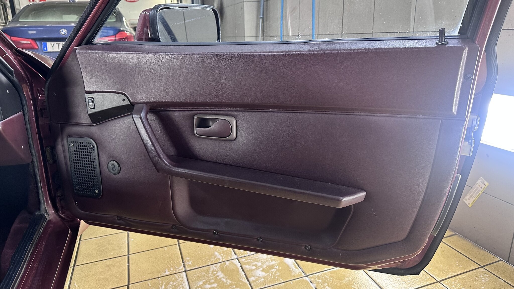 Interior image of 1986 Porsche 944