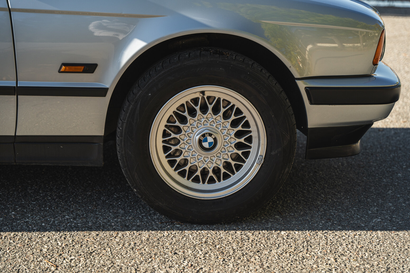 Exterior image of 1994 BMW 520i E34