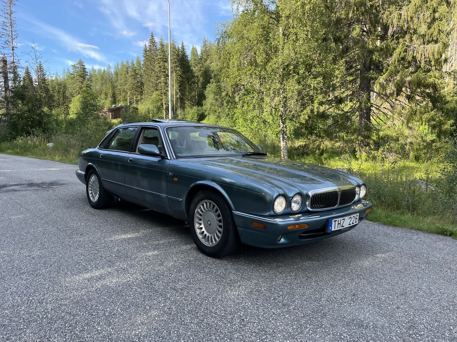 Exteriörbild på 1998 Jaguar XJ8 Sovereign (34)