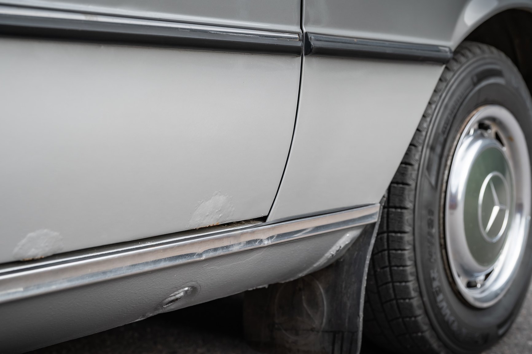 Exterior image of 1975 Mercedes-Benz 280 SE 