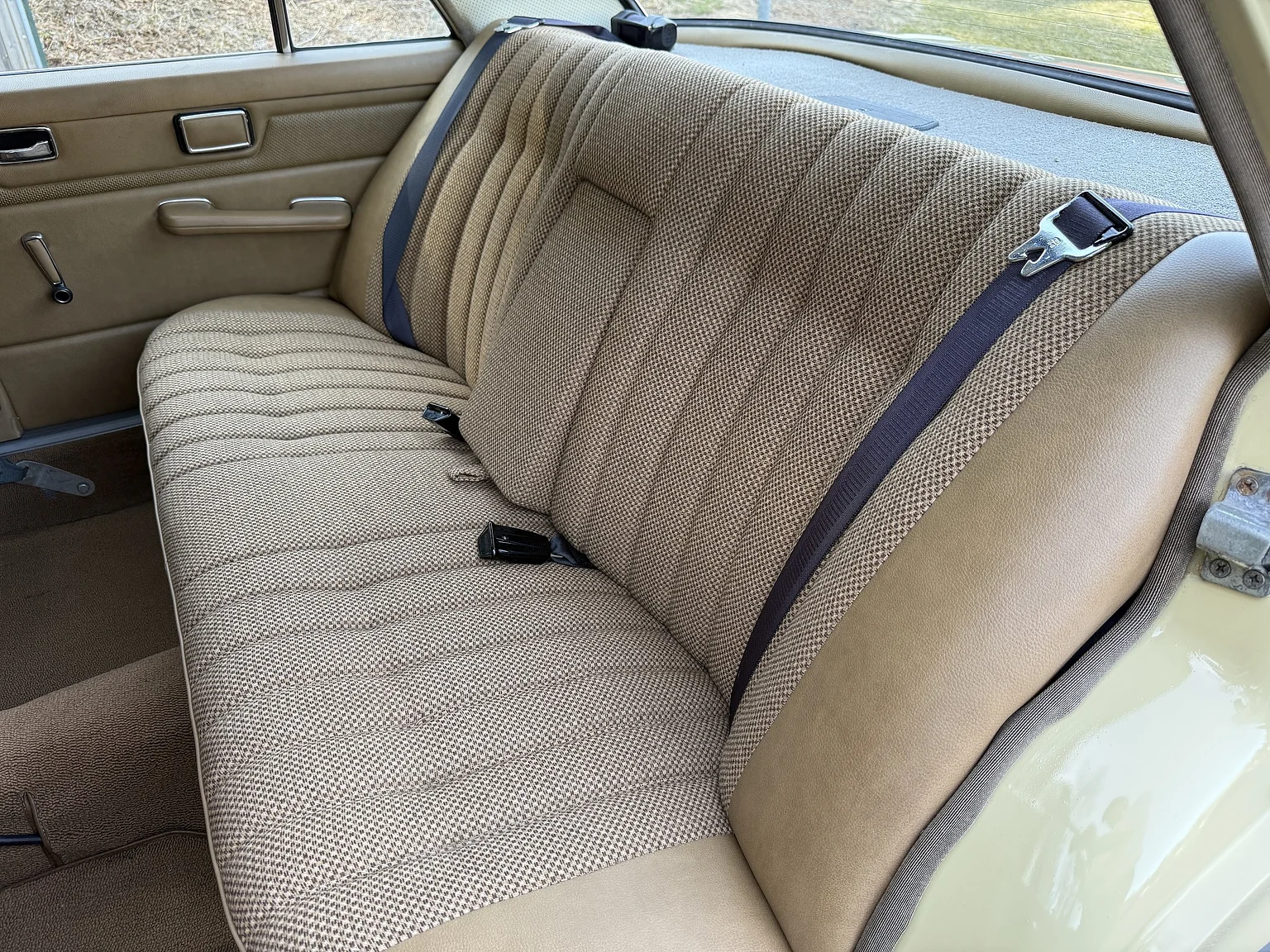 Innenraumfoto von 1974 Mercedes-Benz 230 Automatic (52)