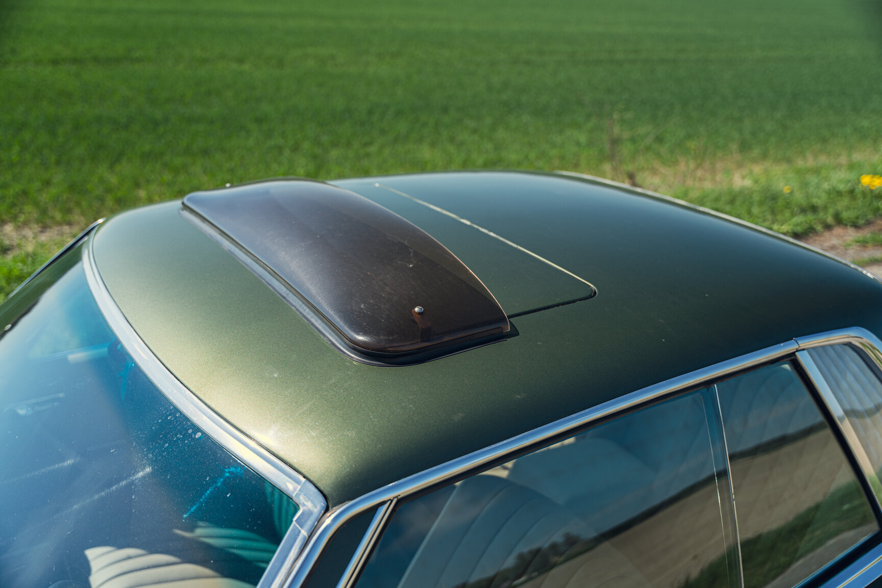 Exterior image of 1976 Mercedes-Benz 450 SLC (14)
