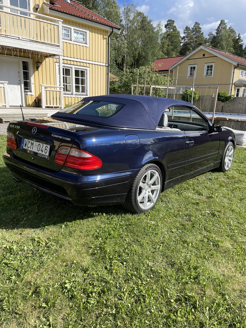 Exterior image of 2001 Mercedes-Benz CLK 230 Kompressor