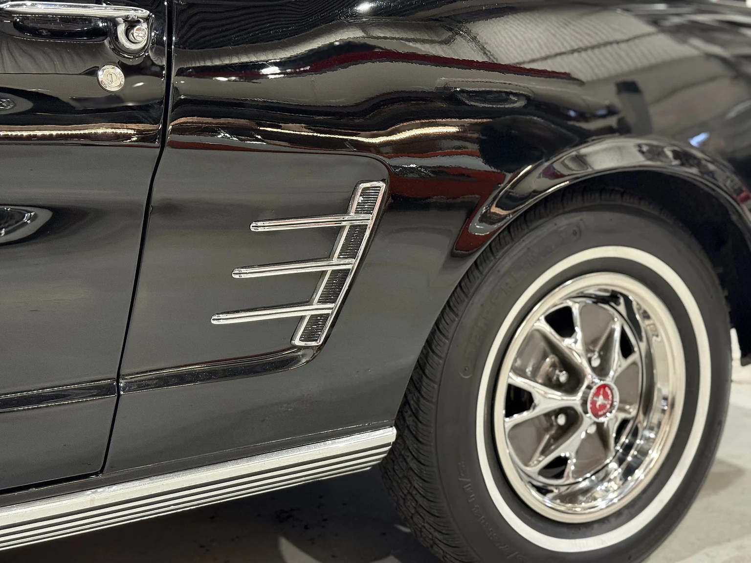 Exteriörbild på 1966 Ford Mustang Convertible (37)