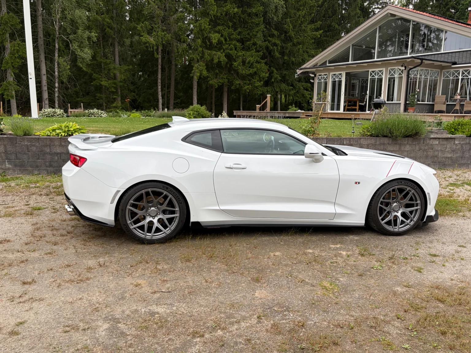 Exterior image of 2017 Chevrolet Camaro SS (14)