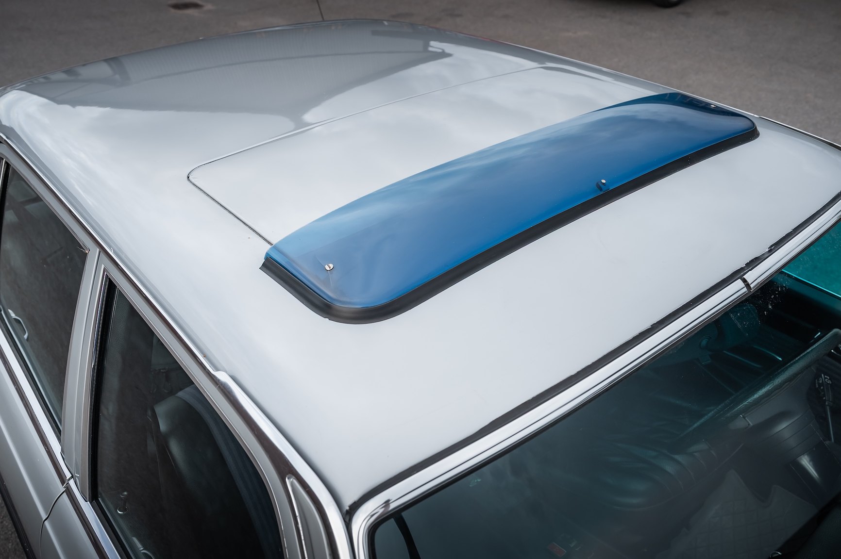 Exterior image of 1975 Mercedes-Benz 280 SE 