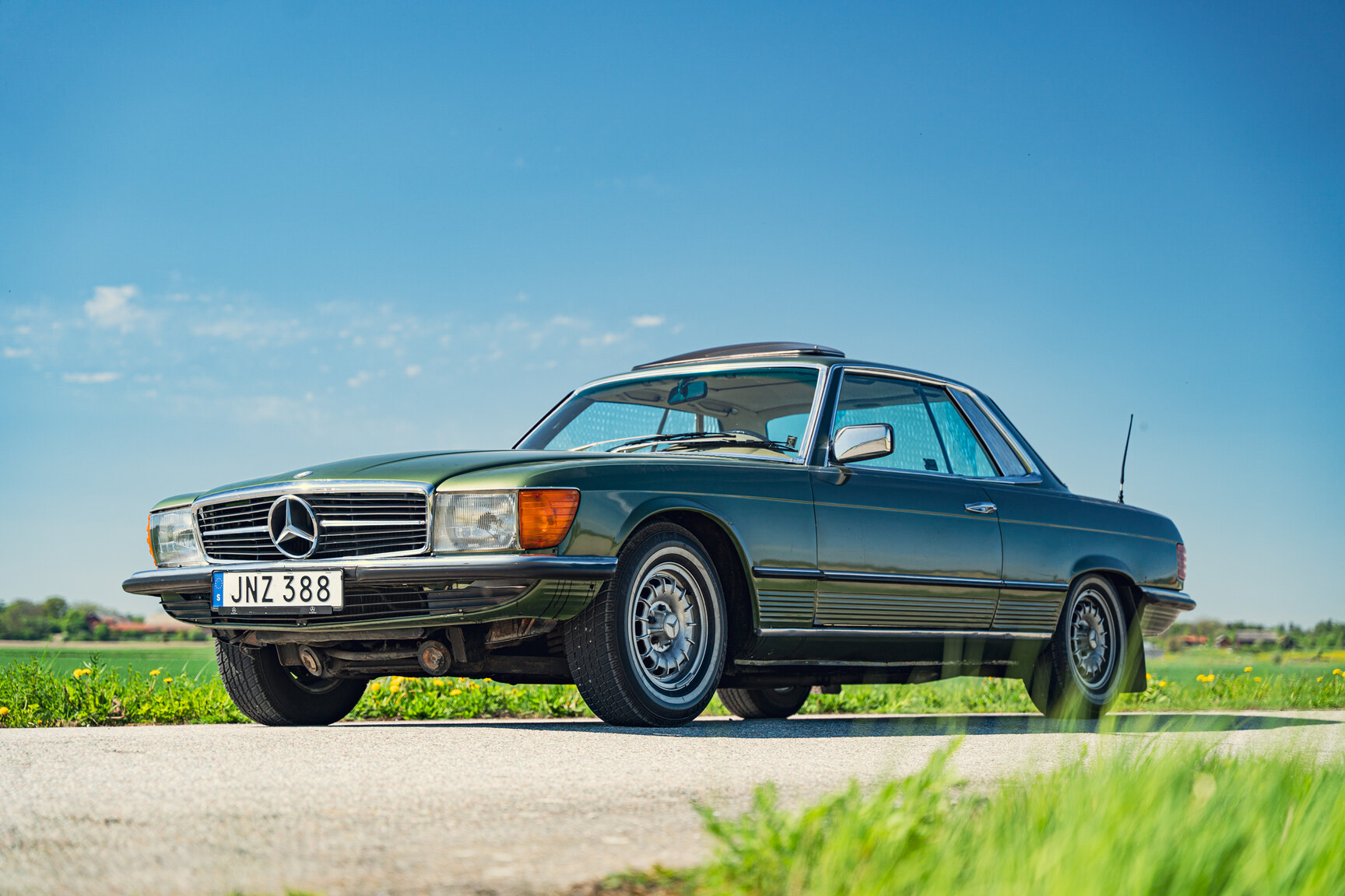 Exteriörbild på 1976 Mercedes-Benz 450 SLC (5)