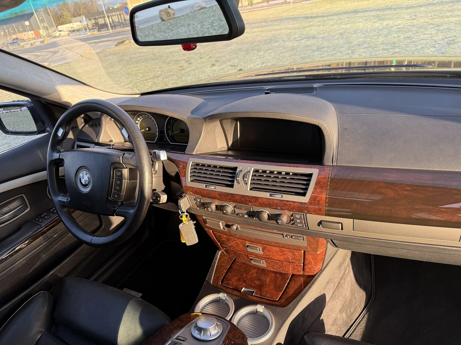 Interior image of 2003 BMW 760i (12)
