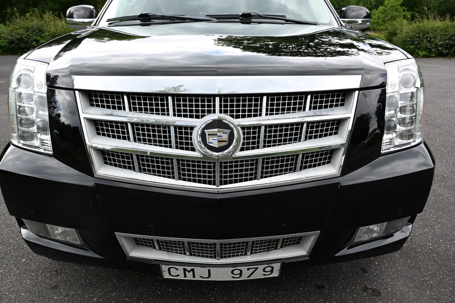 Exterior image of 2010 Cadillac Escalade ESV 6.2 Flexfuel