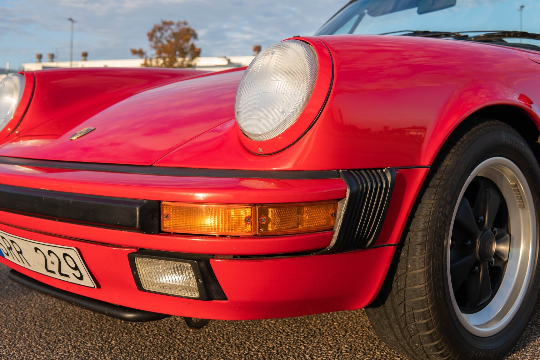 Exteriörbild på 1987 Porsche 911 Carrera Cab 3.2