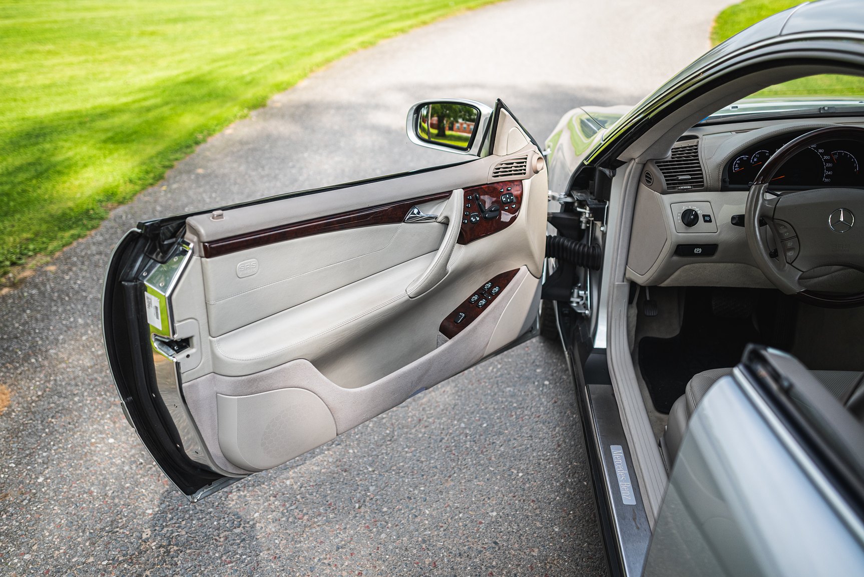 Interior image of 2000 Mercedes-Benz CL 500