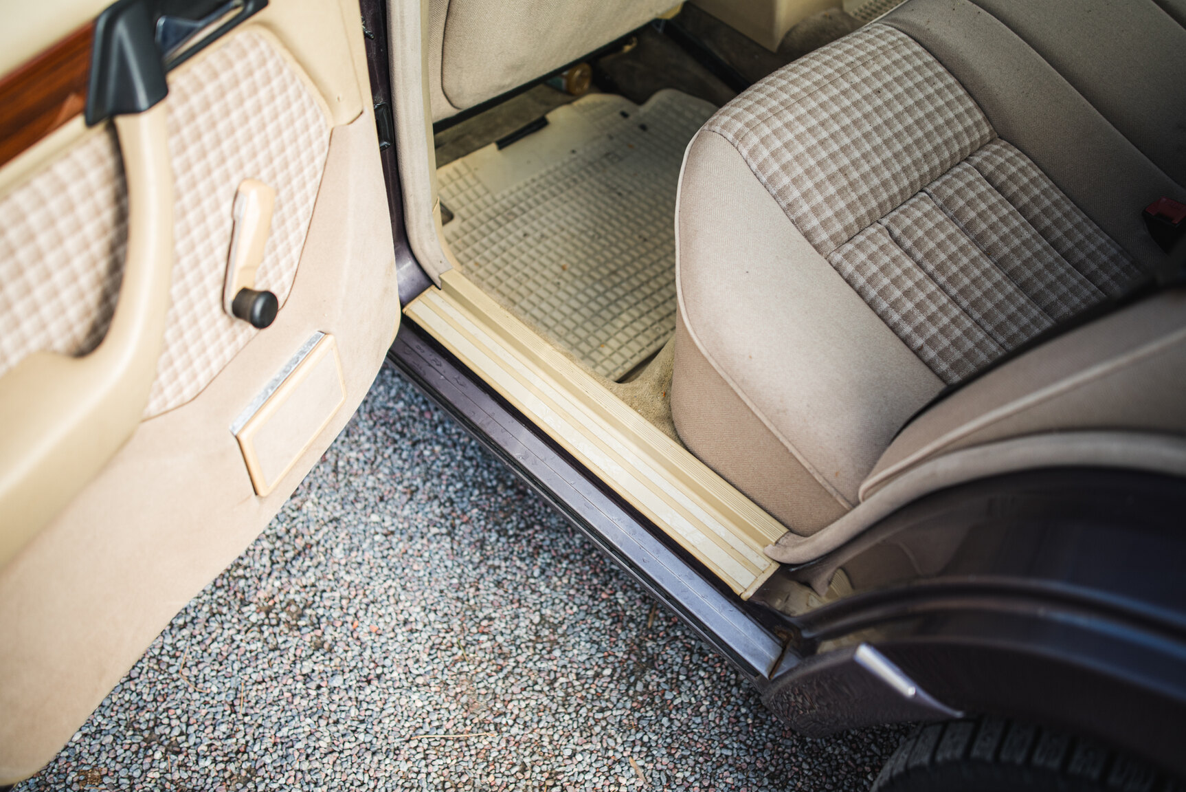 Interior image of 1993 Mercedes-Benz E 220
