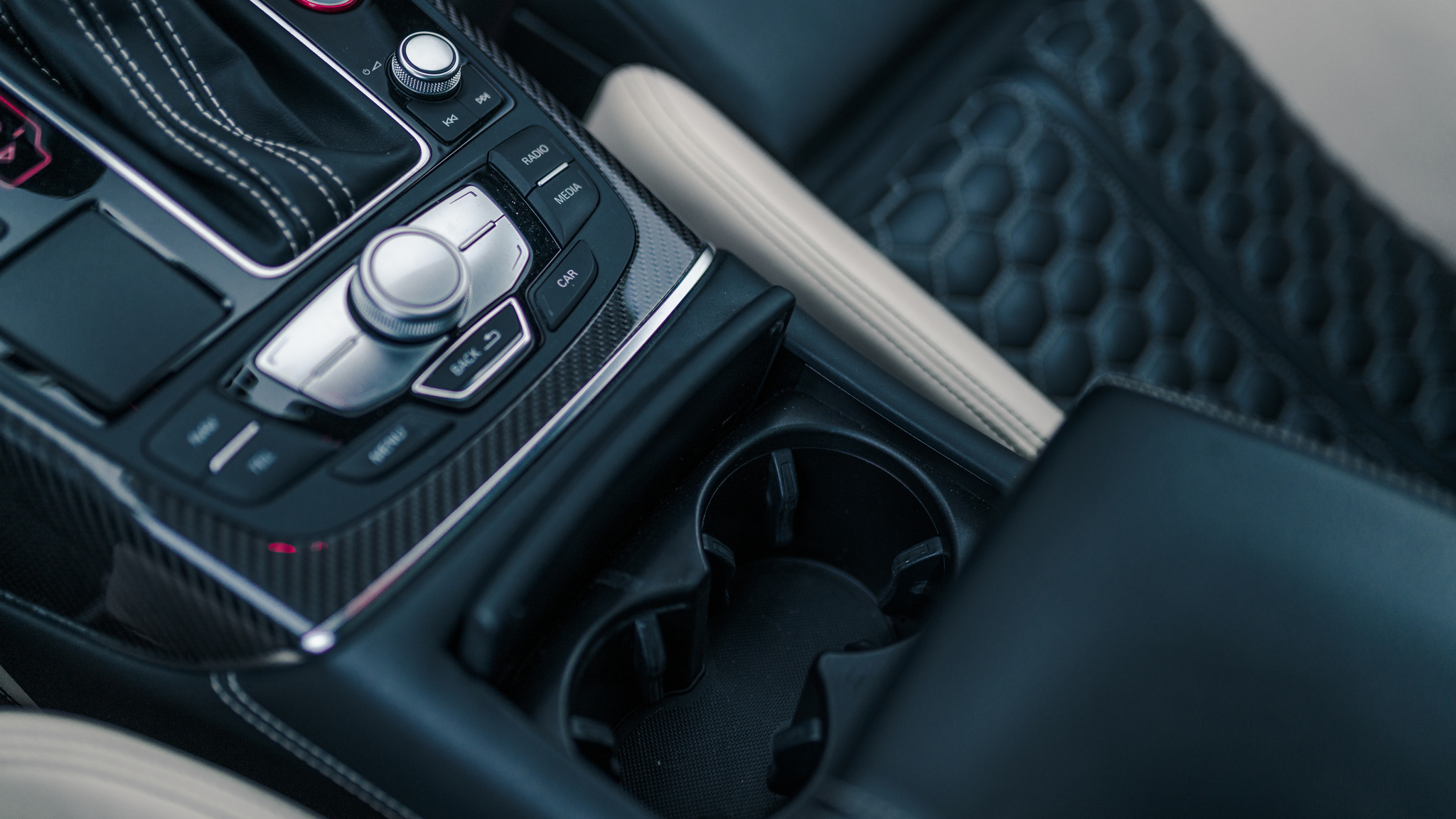 Interior image of 2016 Audi RS6 Avant Exclusive (30)