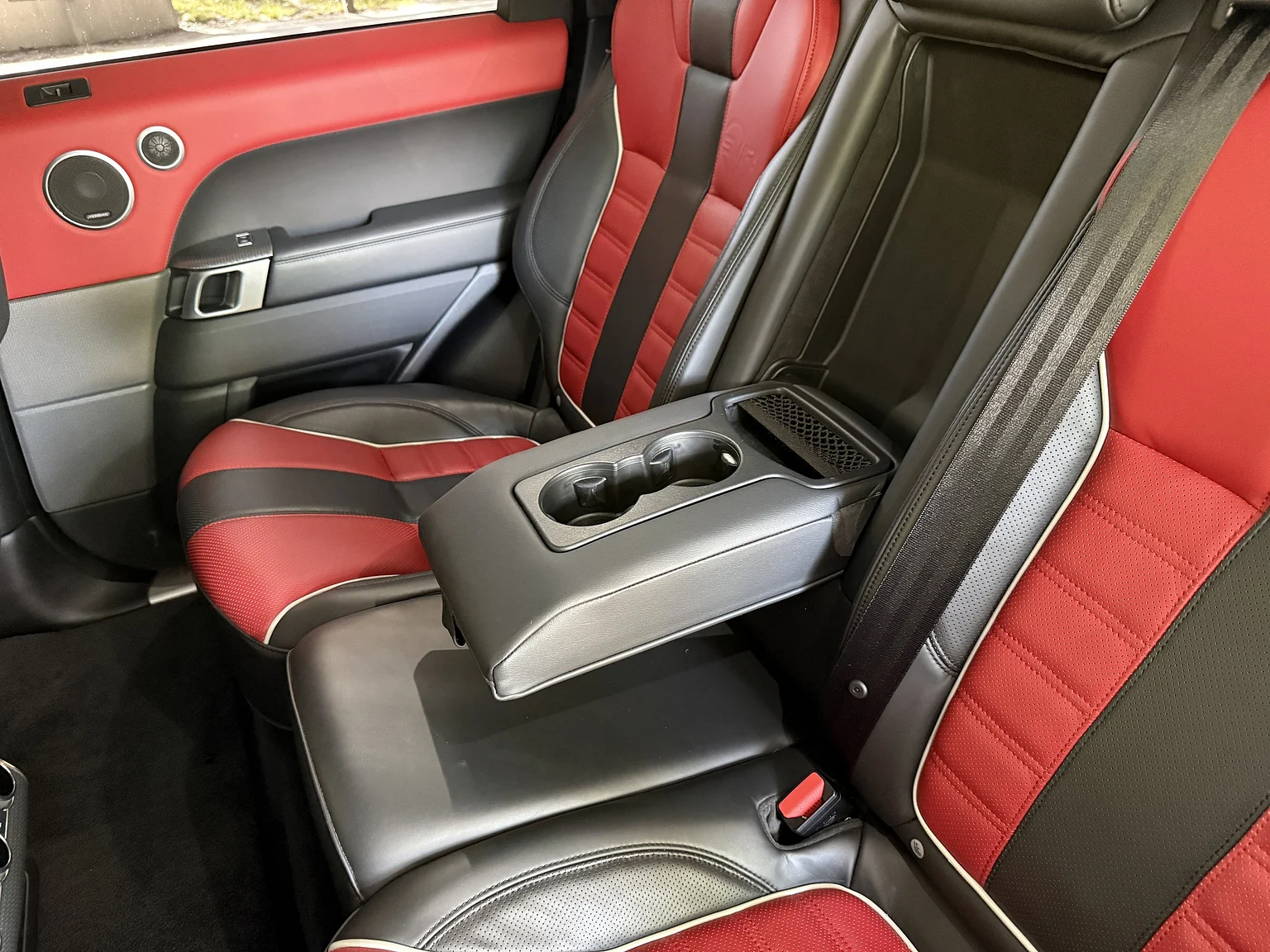 Innenraumfoto von 2017 Range Rover Sport SVR (55)