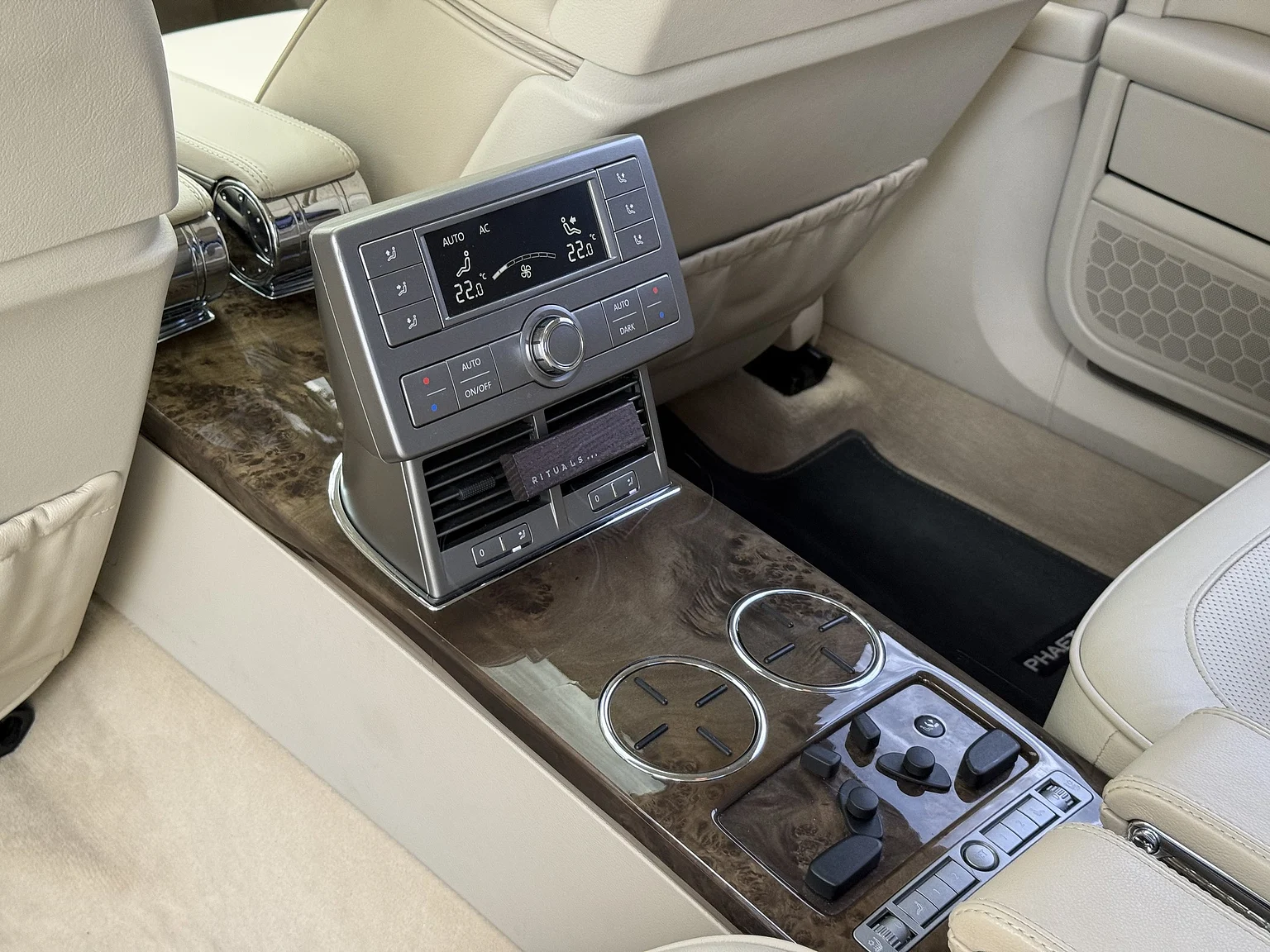 Innenraumfoto von 2009 Volkswagen Phaeton W12 LWB Executive (26)