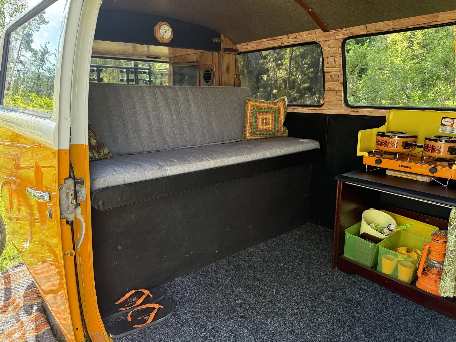 Innenraumfoto von 1975 Volkswagen Transporter Campervan (47)