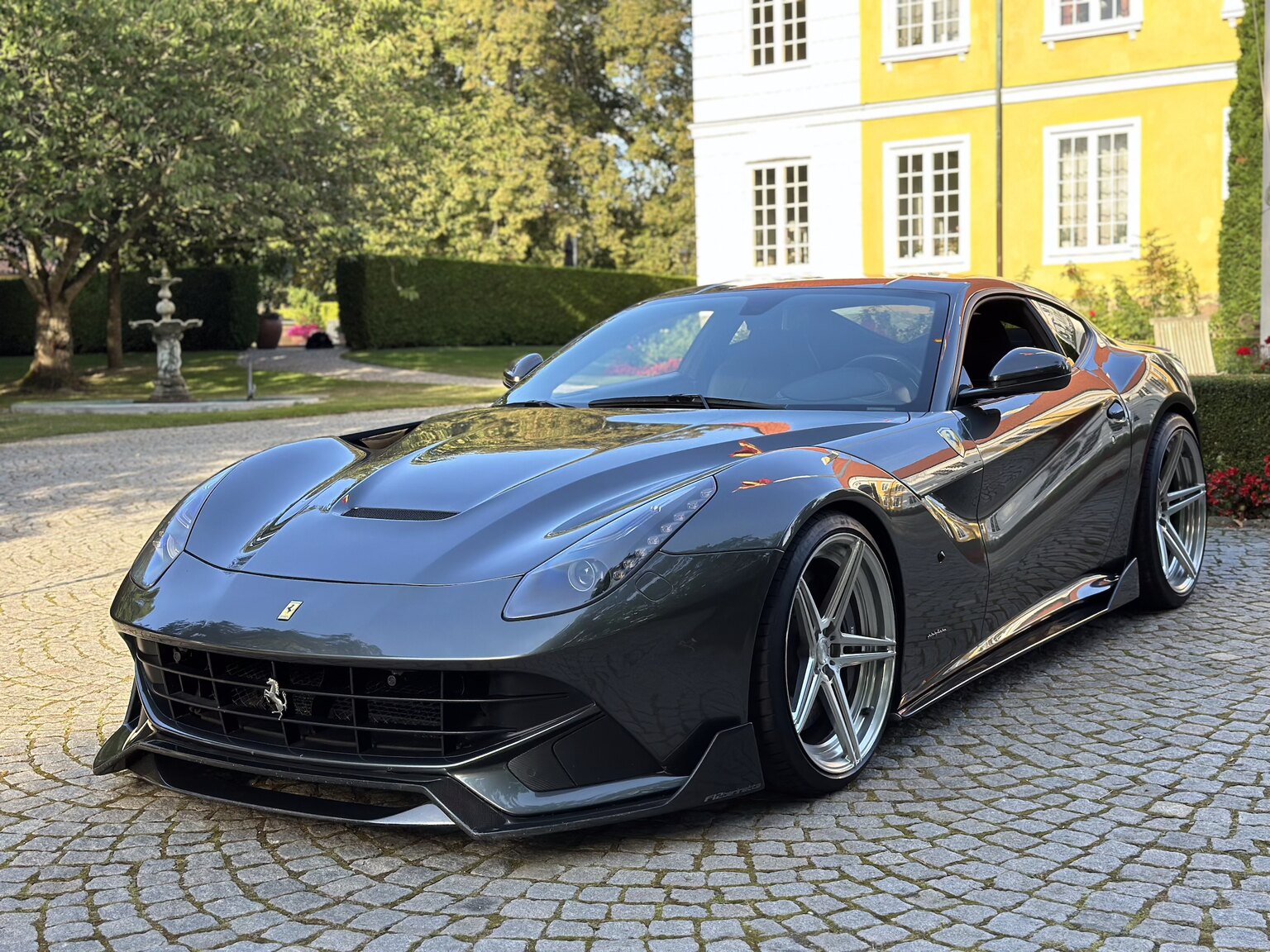 Exteriörbild på 2013 Ferrari F12 Berlinetta