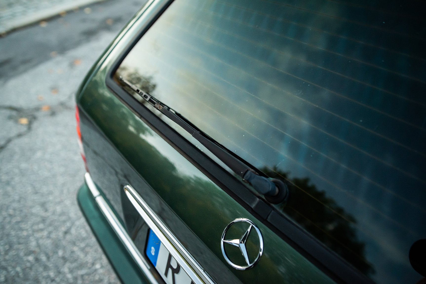 Exterior image of 1996 MERCEDES-BENZ E 320 T