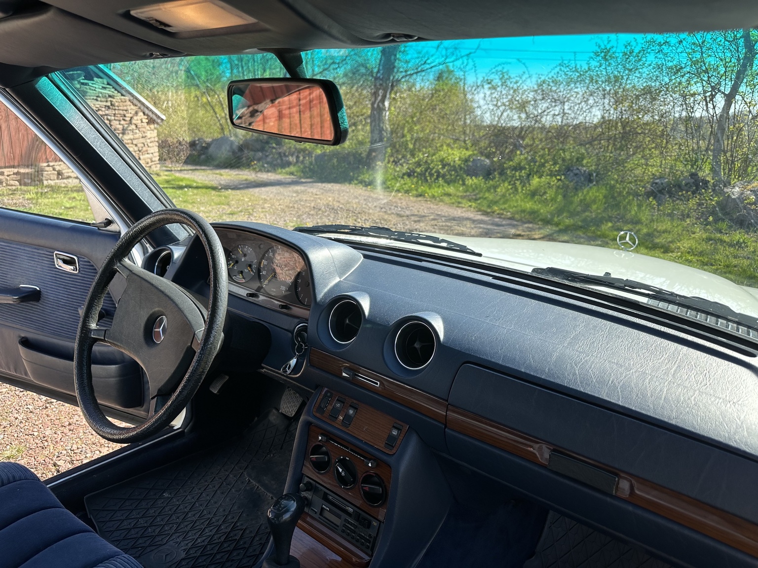 Interior image of 1985 Mercedes-Benz 200