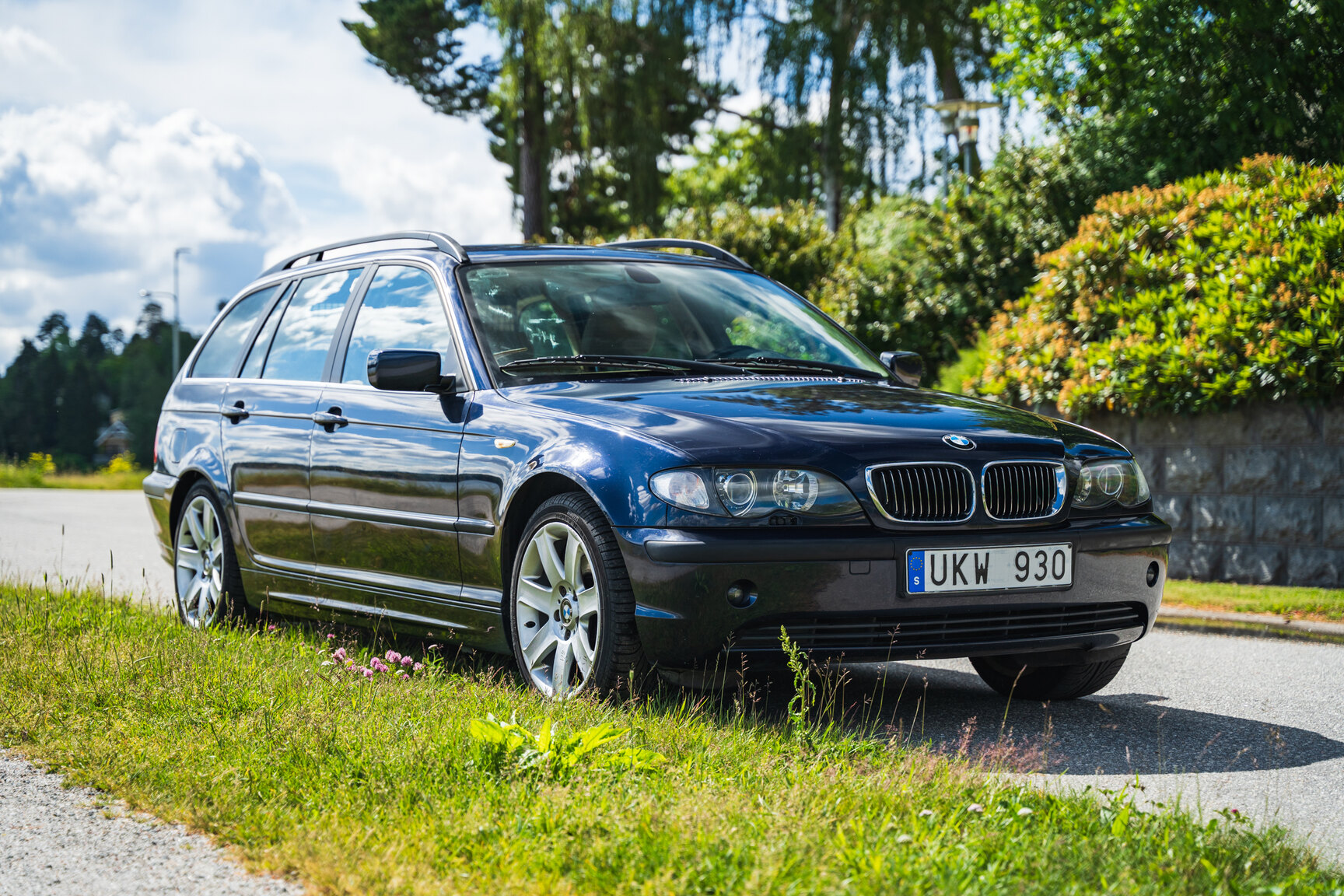 Exterior image of 2003 BMW 320i Touring