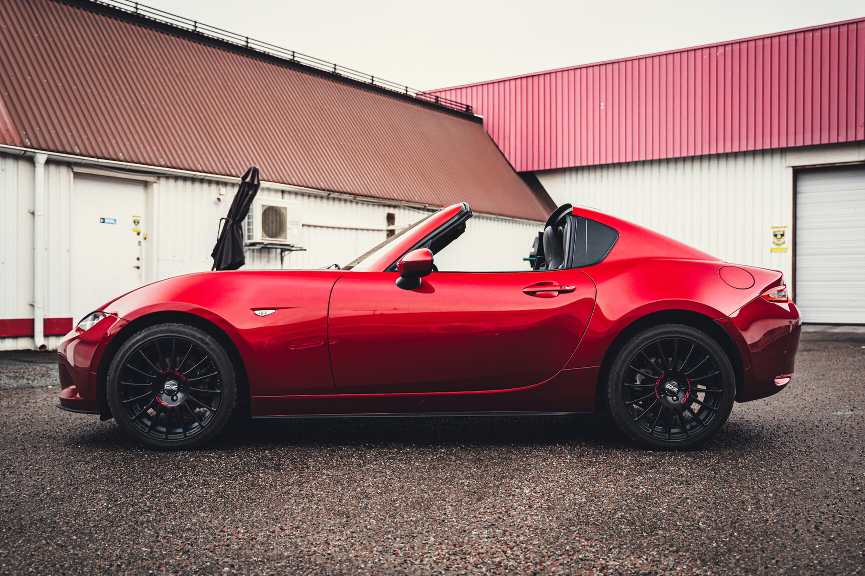 Exteriörbild på 2017 Mazda MX-5 RF - Ett sista race