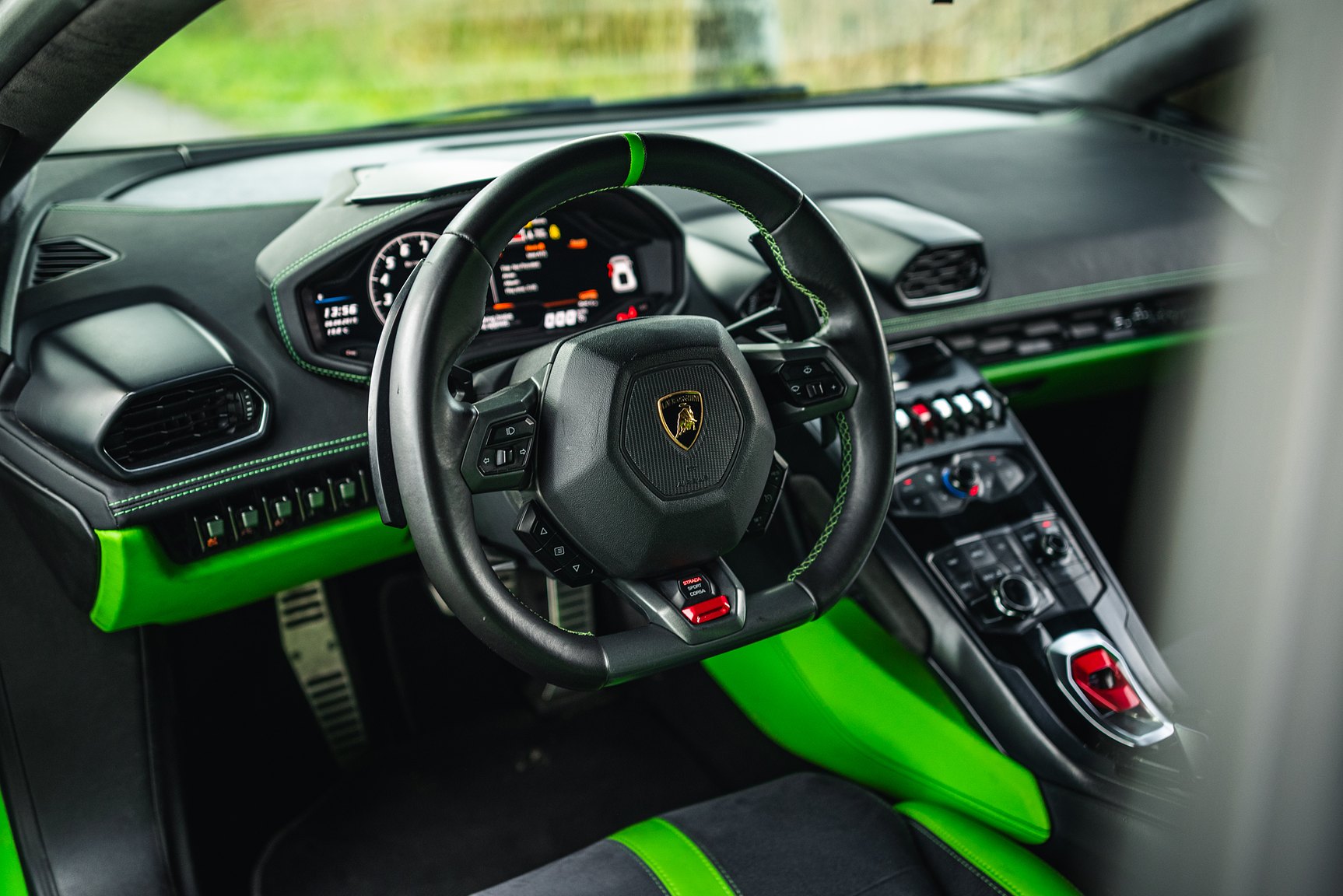 Innenraumfoto von 2016 Lamborghini Huracan LP-610-4