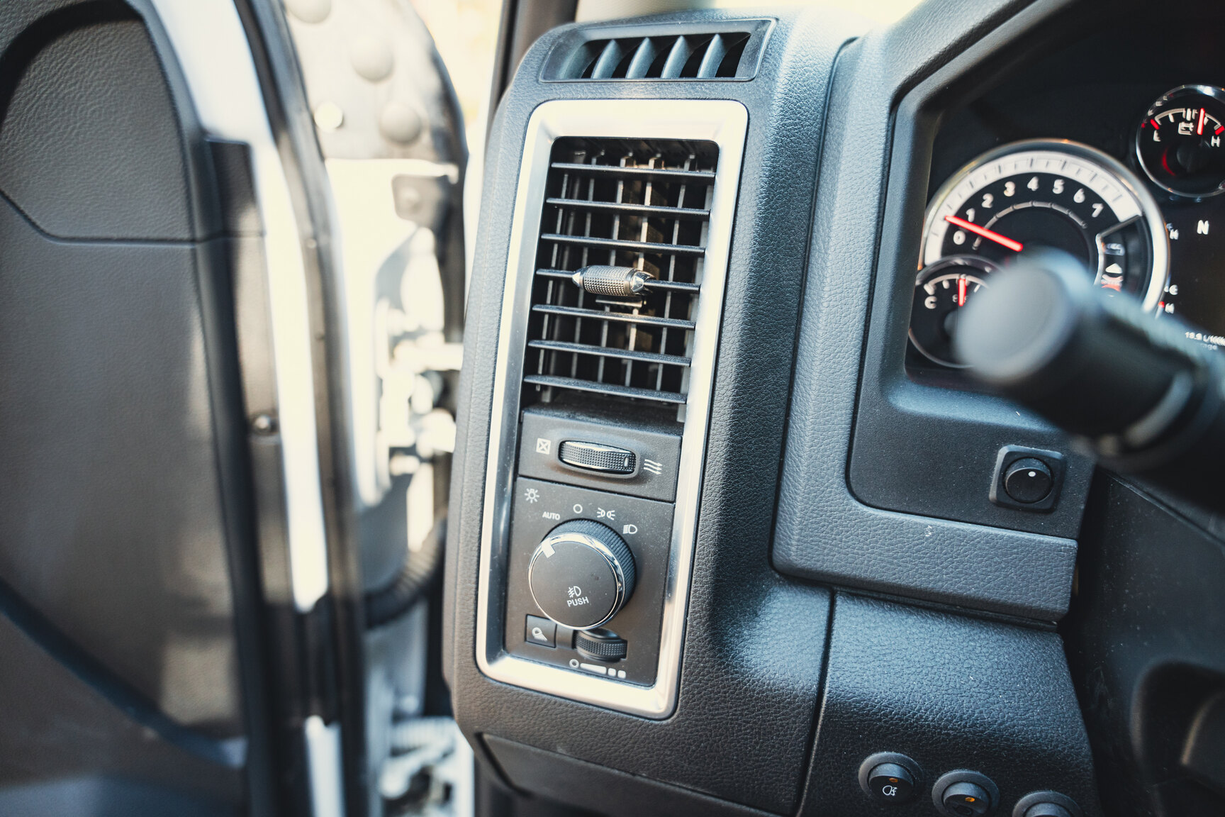 Innenraumfoto von 2017 Dodge Ram 1500 AEV (27)