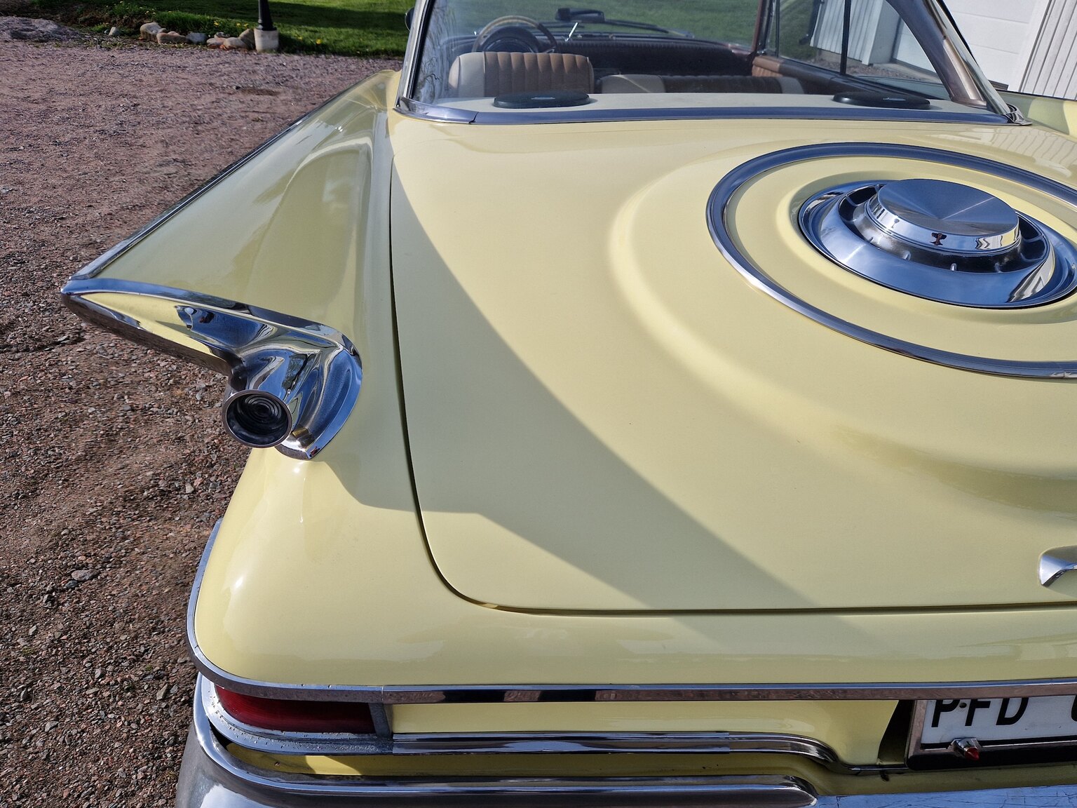 Exterior image of 1961 Chrysler Windsor Coupé