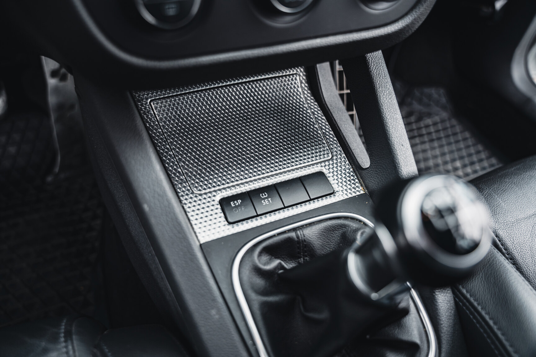 Innenraumfoto von 2007 Volkswagen Golf R32 (32)