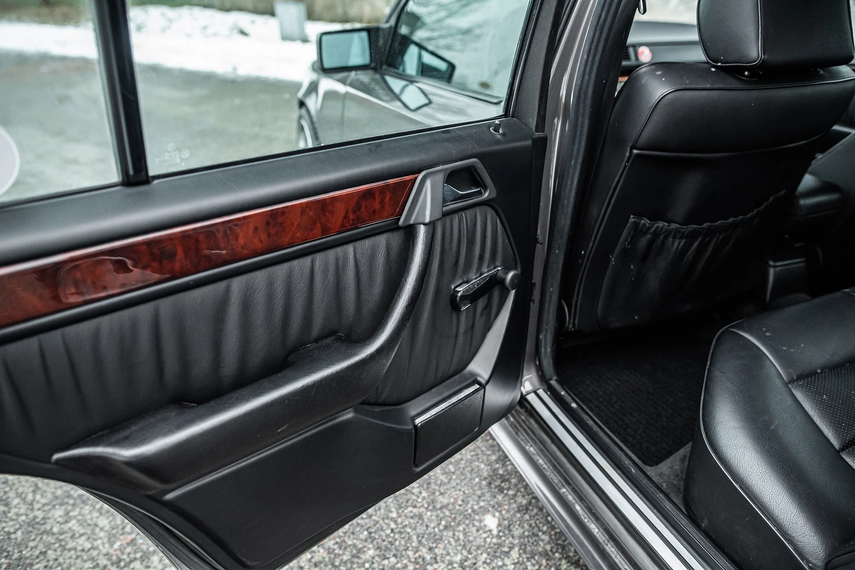 Interior image of 1993 Mercedes-Benz E 320 "AMG" (11)