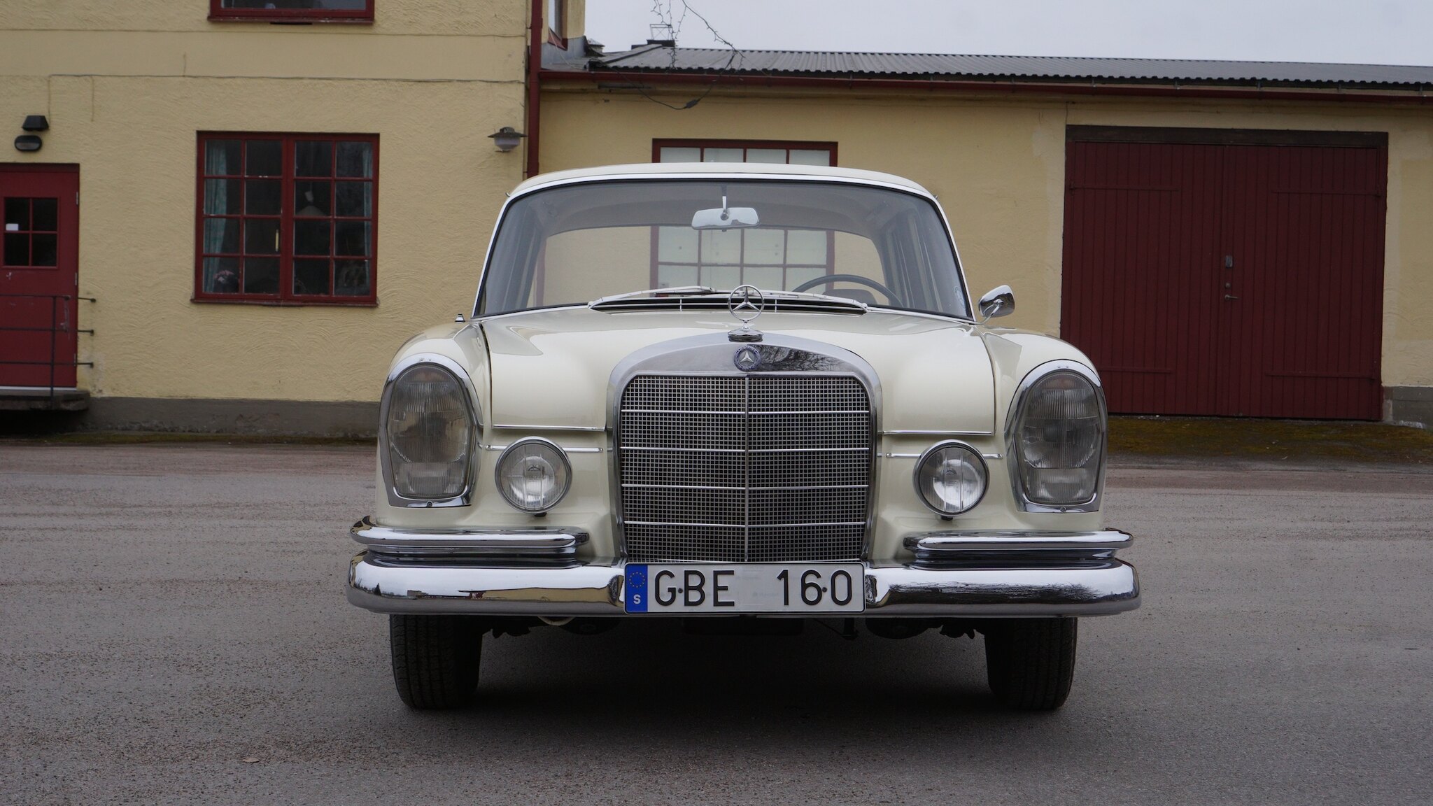 Exteriörbild på 1966 Mercedes-Benz 230 S