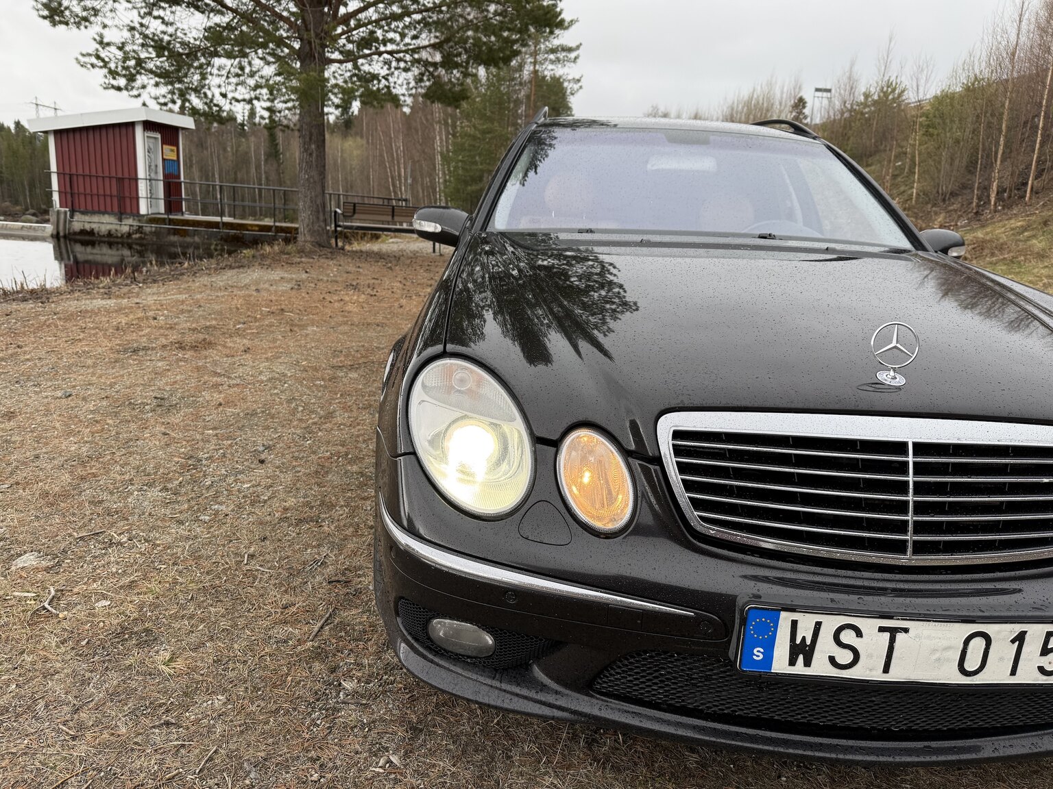 Exterior image of 2005 Mercedes-Benz E 55 T AMG