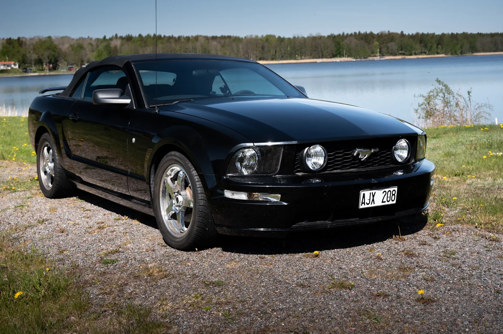 Exterior image of 2006 Ford Mustang Convertible (1)