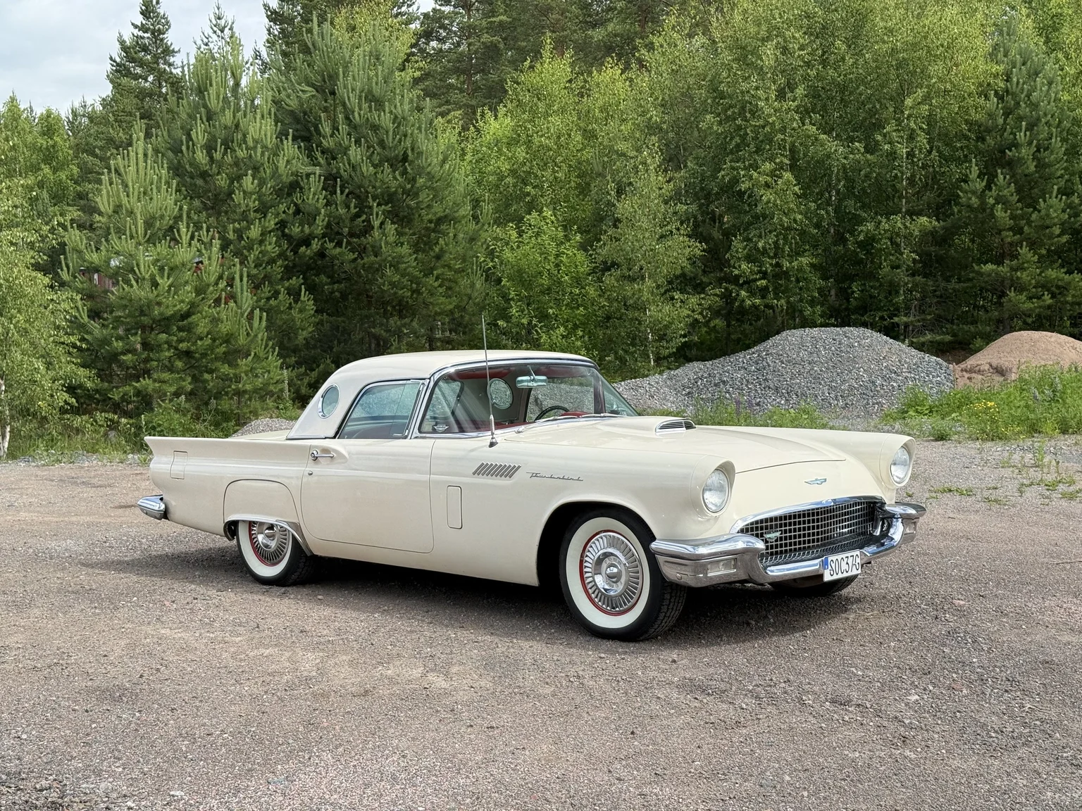 Exteriörbild på 1957 Ford Thunderbird (1)