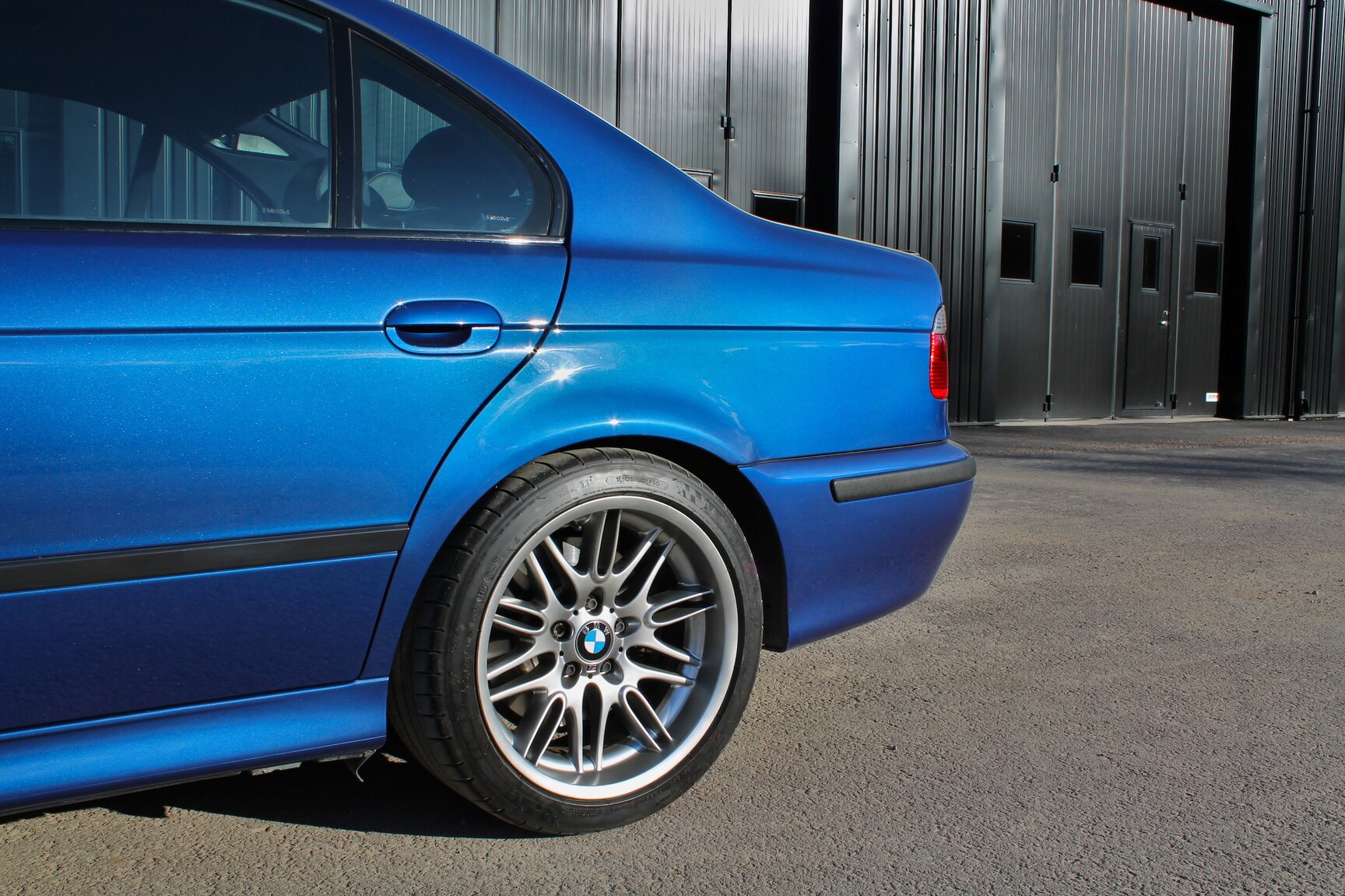 Exteriörbild på 2003 BMW M5