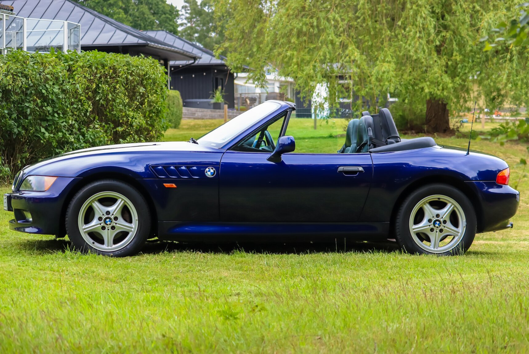 Exterior image of 1999 BMW Z3 1.9i