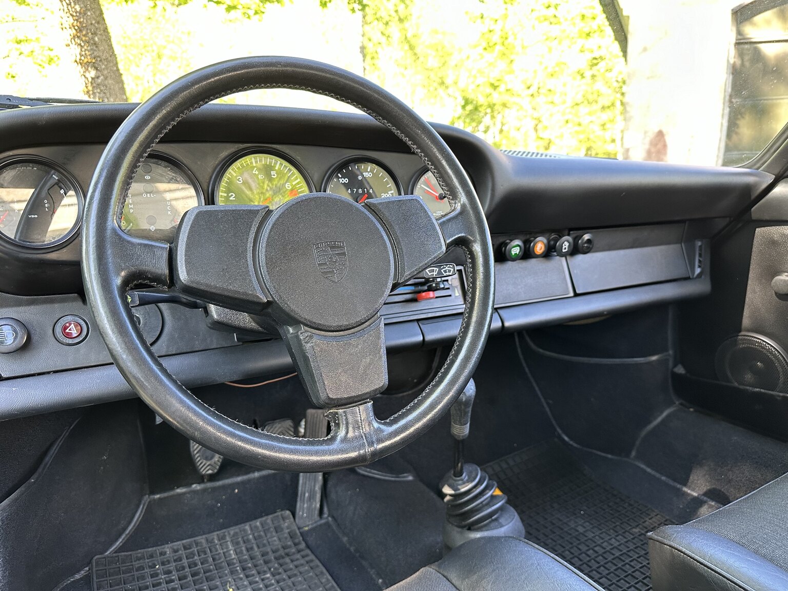 Interior image of 1975 Porsche 911
