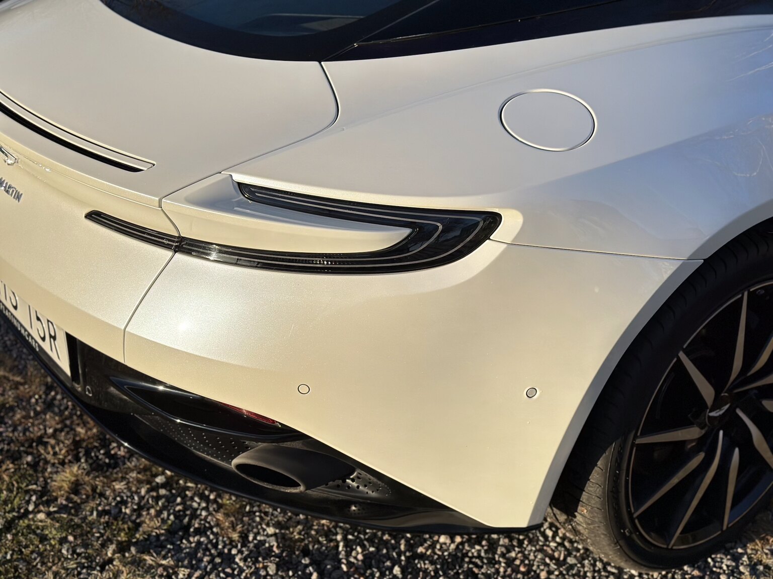 Exteriörbild på 2018 Aston Martin DB11