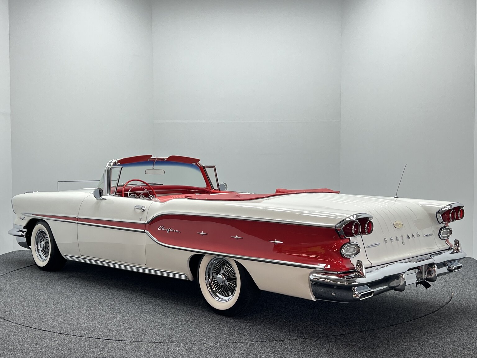 Exteriörbild på 1958 Pontiac Chieftain
