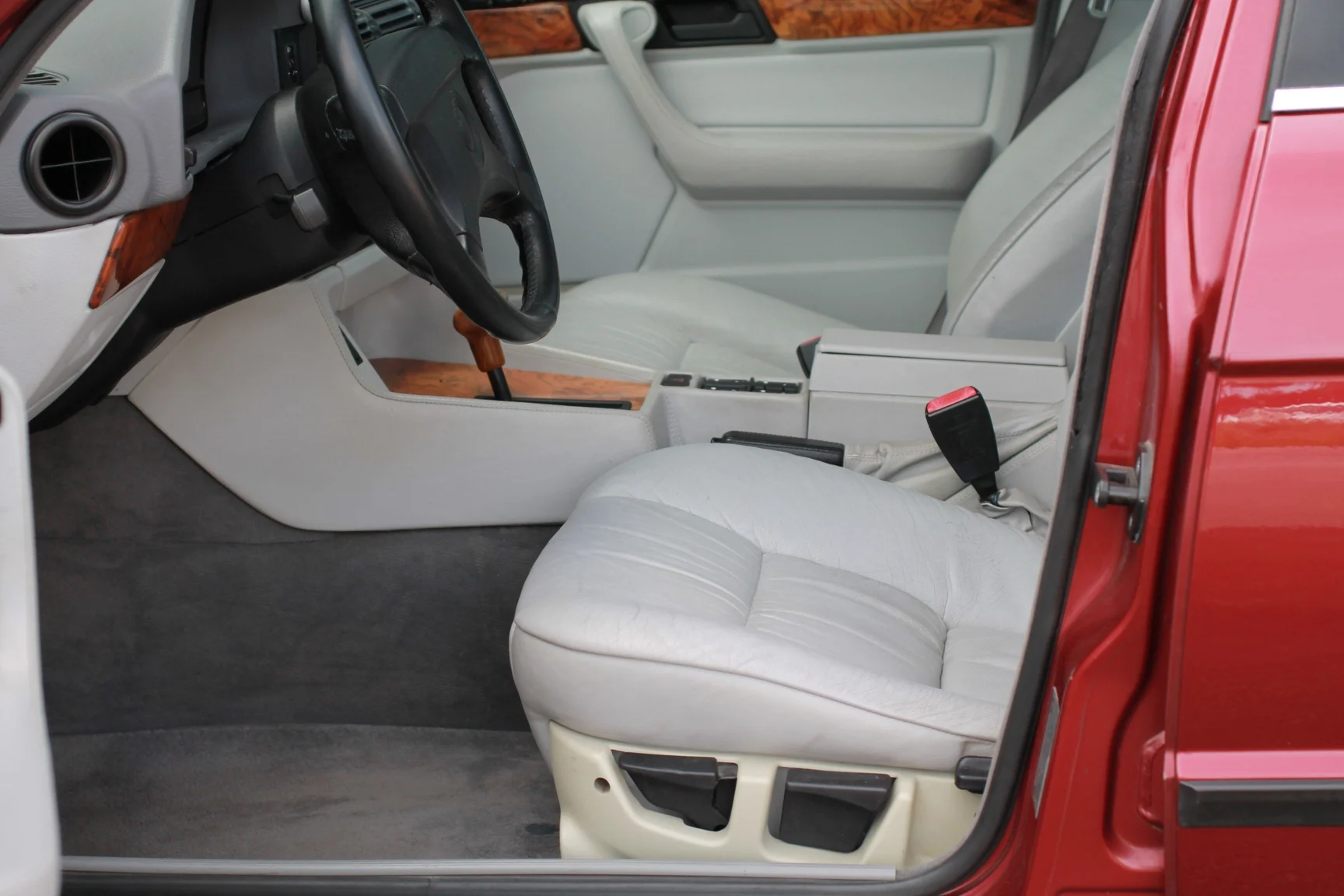 Innenraumfoto von 1993 BMW 540i Sedan (77)