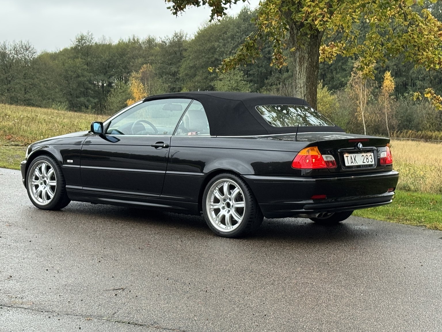 Exteriörbild på 2001 BMW 325IA CAB
