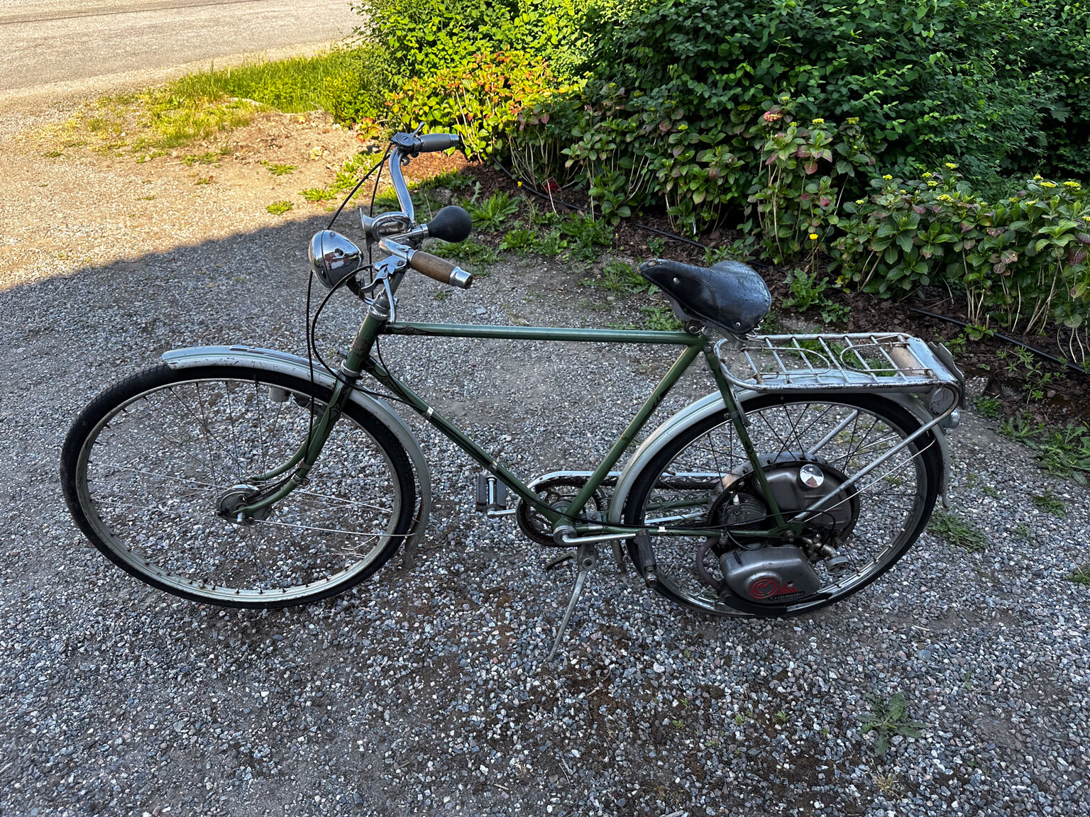 Exteriörbild på 1951 Fux med påhängsmotor