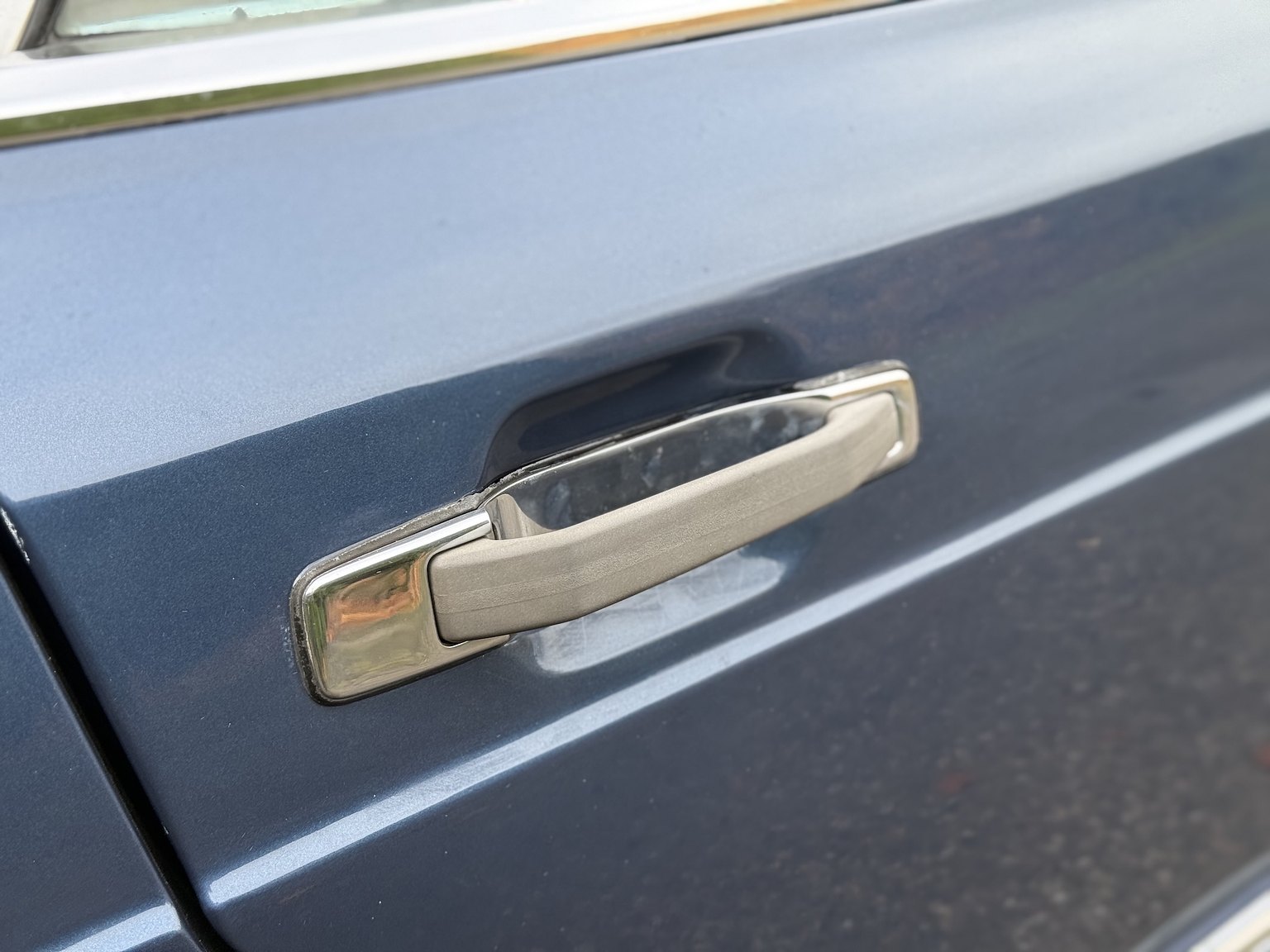 Exterior image of 1987 Mercedes-Benz 300 SE